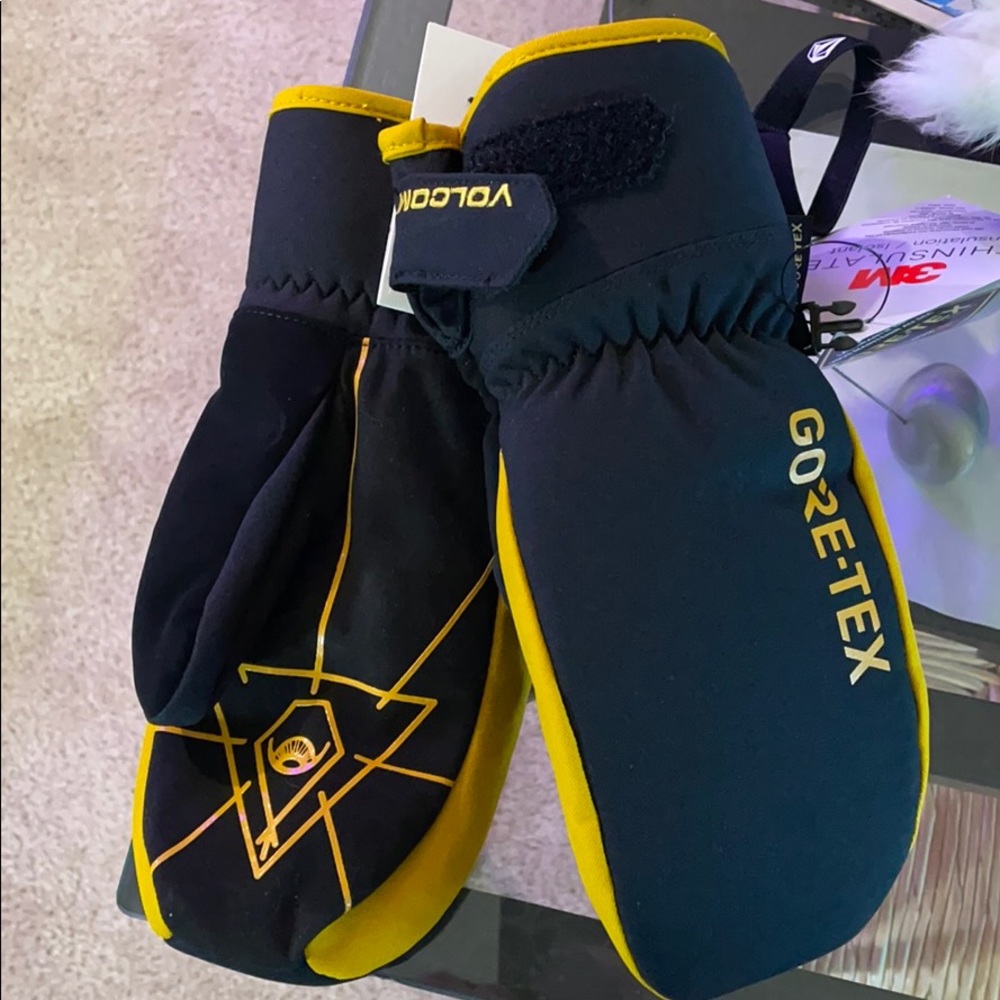 Volcom GoreTex Snowboard Mitten - Small NWT